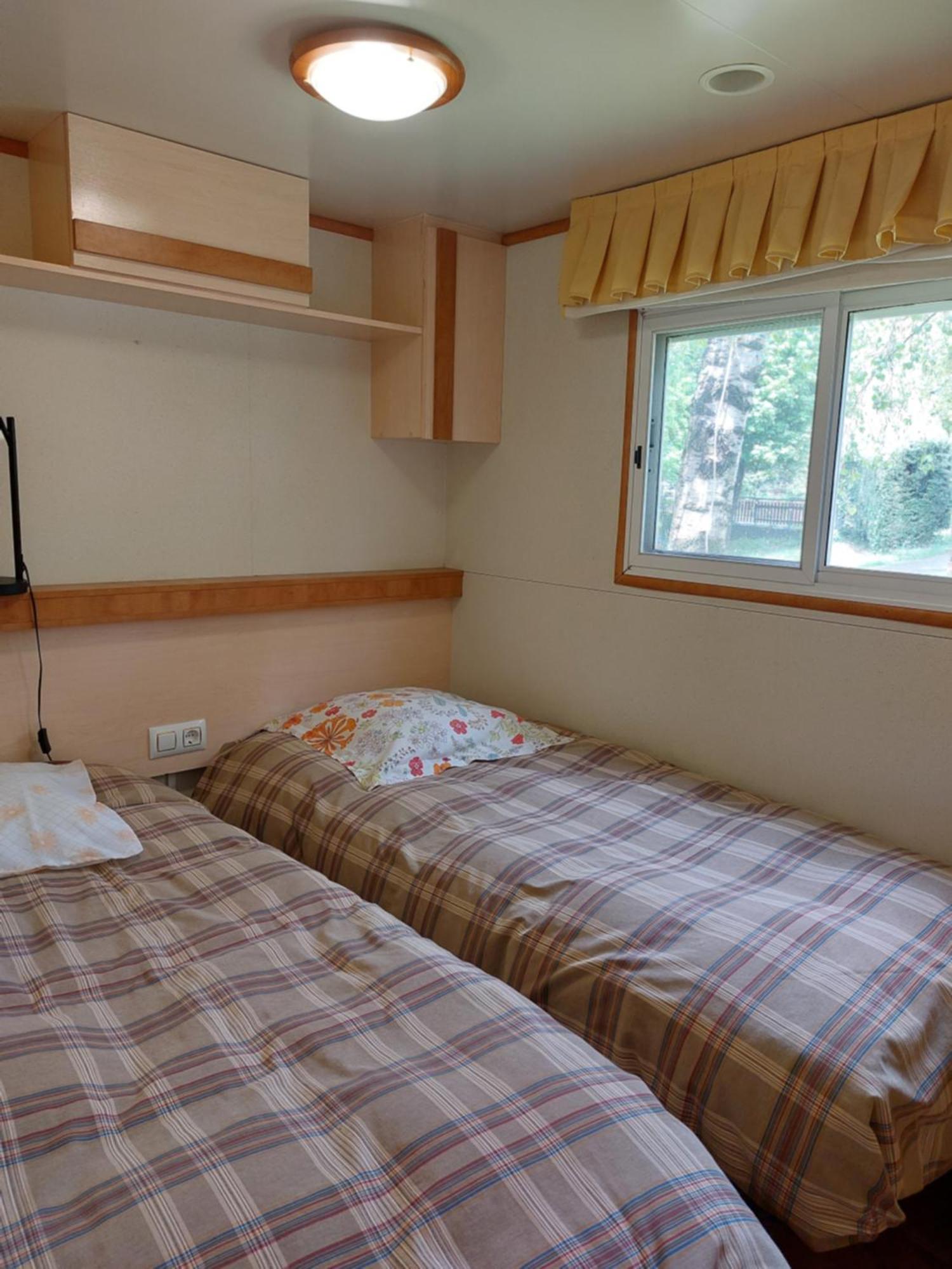Camping L'Enclave Mobil-Home Estavar Exteriör bild